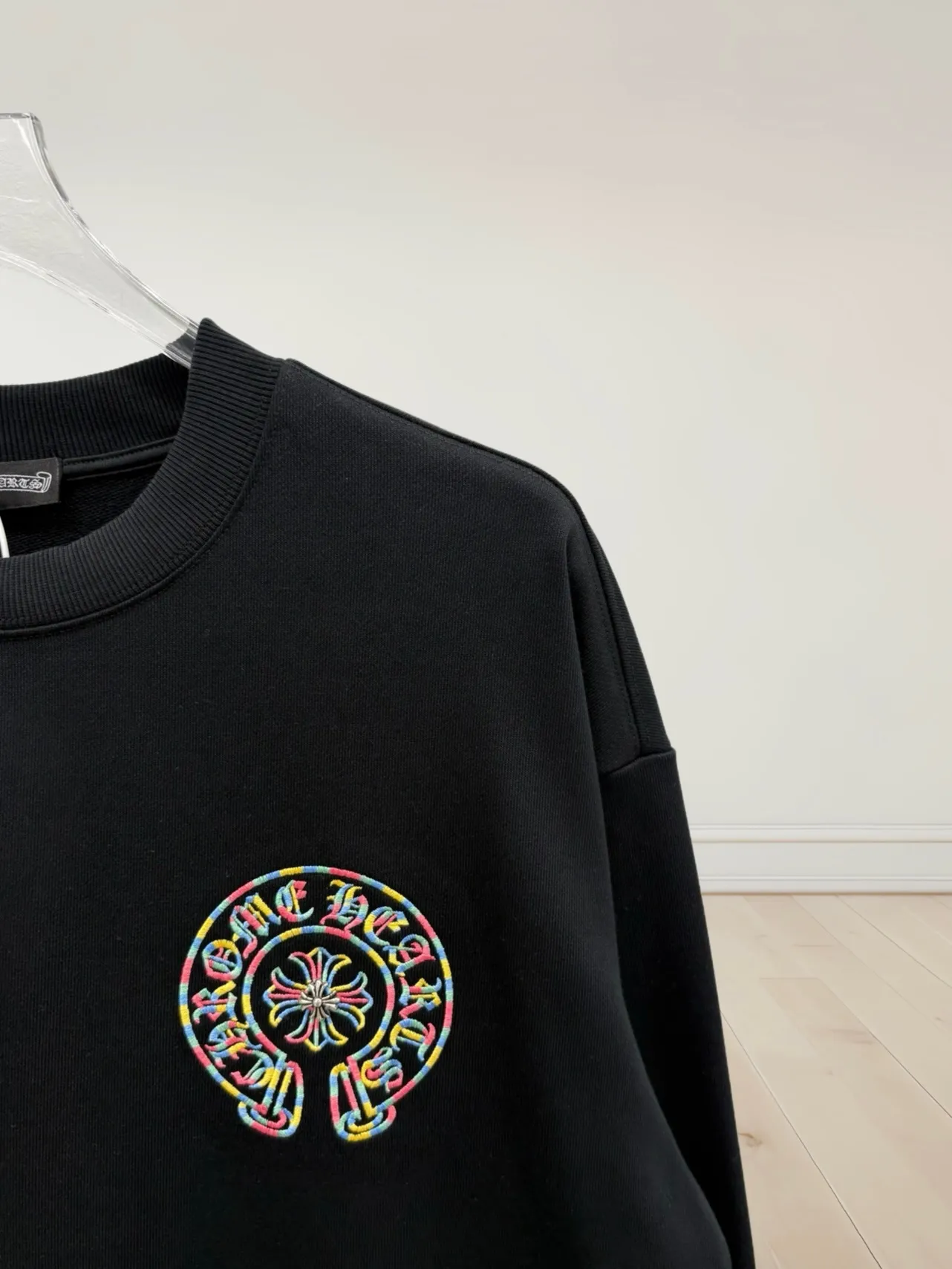 P250 [High Quality] Chrome Hearts Embroidery🪡Cross + Horseshoe‼ ️Round neck sweatshirt *Customized 420g terry cotton fabric, the fabric is soft, skin-friendly and comfortable *Embroidery process: front cross + rivet embroidery *A very simple and elegant classic continuation. It is unparalleled in terms of upper body comfort, interpreting your luxury and taste, and creating your fashion style and charm. Three complete standards. Same style for men and women. 𝐂𝐎𝐋𝐎𝐔𝐑: Black/White 𝐒𝐈𝐙𝐄: S-XL